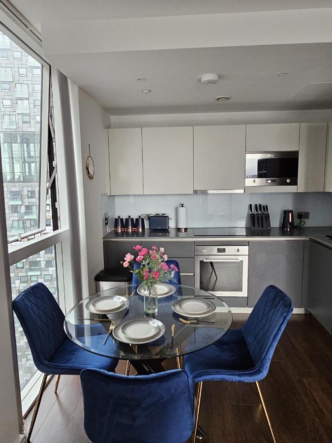 2 Bed Luxurious Apartments Canary Wharf ロンドン エクステリア 写真