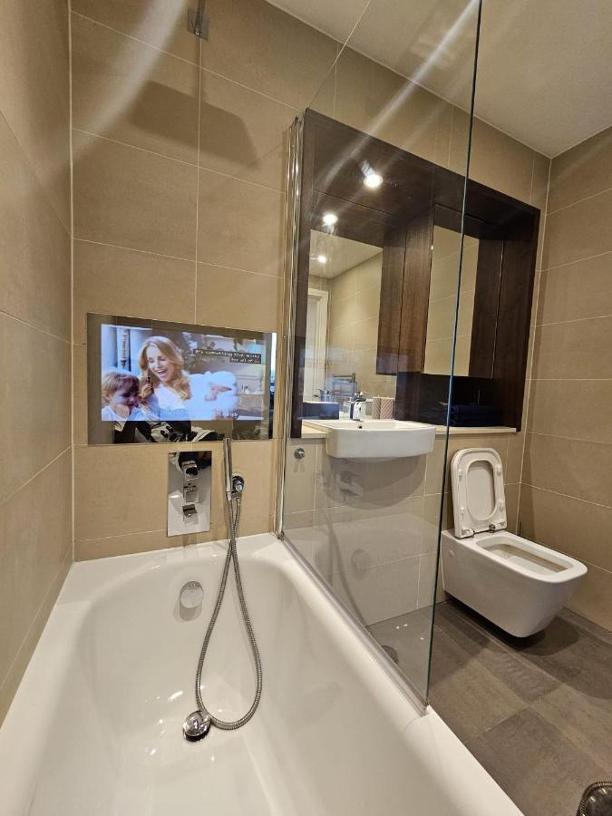 2 Bed Luxurious Apartments Canary Wharf ロンドン エクステリア 写真