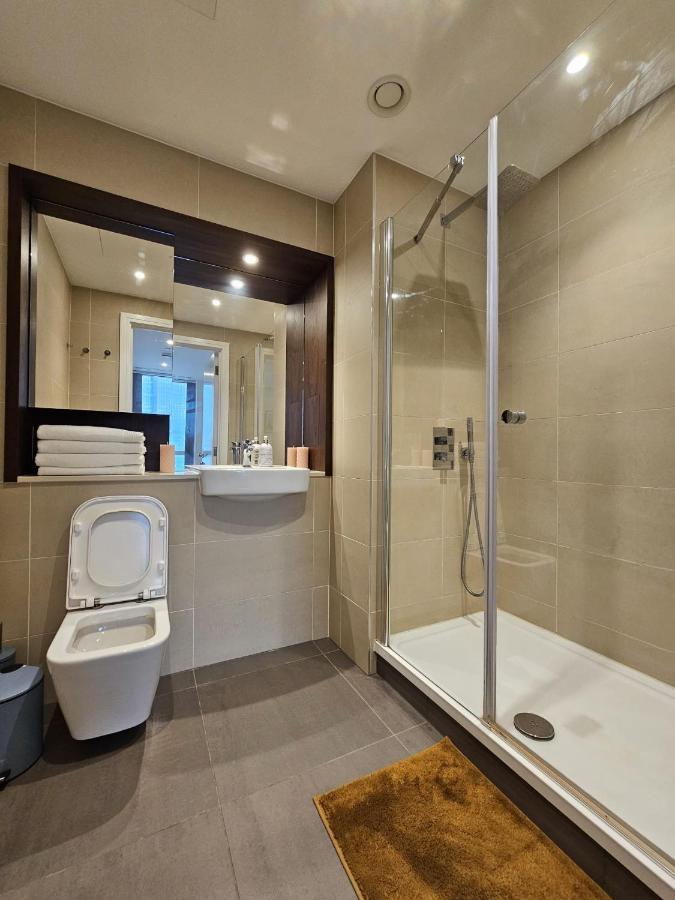 2 Bed Luxurious Apartments Canary Wharf ロンドン エクステリア 写真