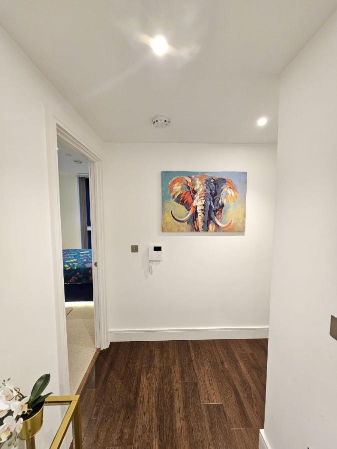 2 Bed Luxurious Apartments Canary Wharf ロンドン エクステリア 写真
