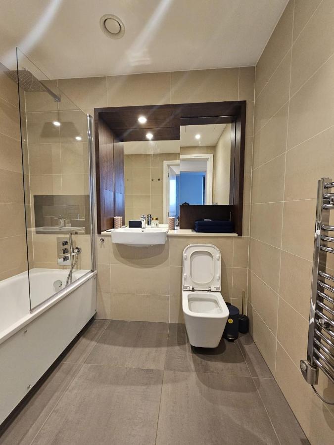 2 Bed Luxurious Apartments Canary Wharf ロンドン エクステリア 写真