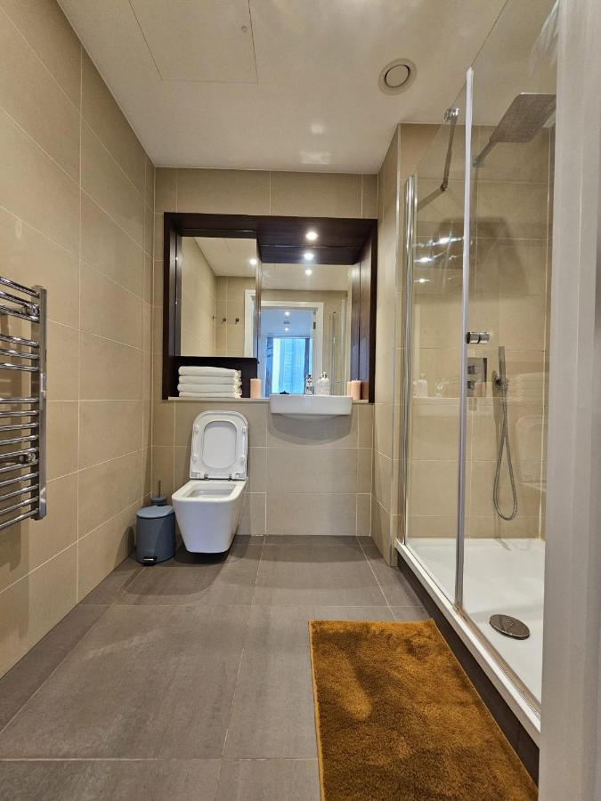 2 Bed Luxurious Apartments Canary Wharf ロンドン エクステリア 写真