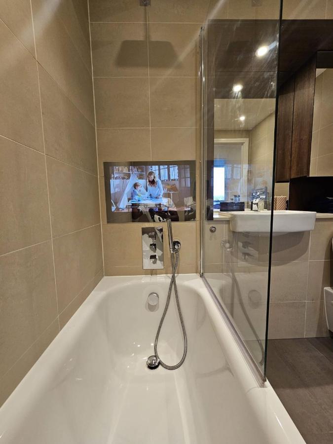 2 Bed Luxurious Apartments Canary Wharf ロンドン エクステリア 写真