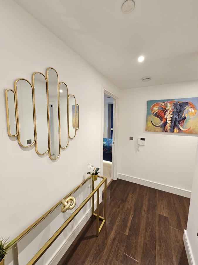 2 Bed Luxurious Apartments Canary Wharf ロンドン エクステリア 写真